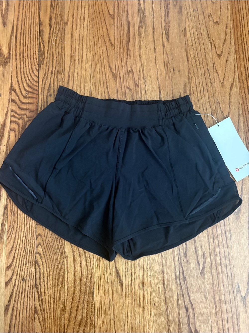 NWT LULULEMON athletica Black Womenโs hotty hot lr short 4โ lined short size 6